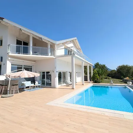 Dans Avec Piscine